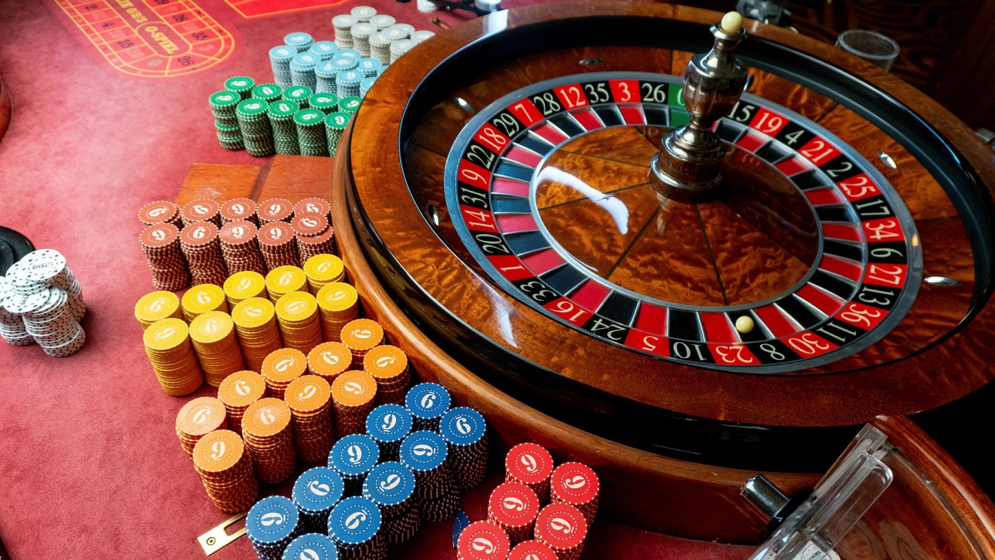 What are the benefits of playing casino games with 안전사이트 online?